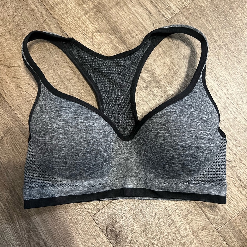 Who doesn’t like a bra that you can wear for workout or everyday!